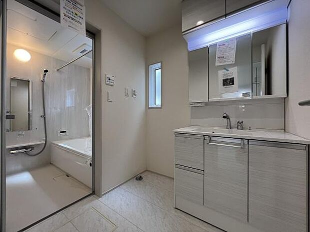 三面鏡の付いたゆったりとした洗面化粧台。合わせ鏡で後ろのスタイリングも楽ちんです。鏡の後ろは収納になっているので、細々したものを収納でき、スッキリとした洗面周りになります。