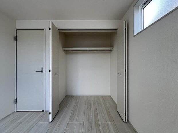 クローゼットが設置されています!荷物を置く場所が確保されるのでお部屋の整理整頓もしやすくなり、快適な空間をつくりあげます!