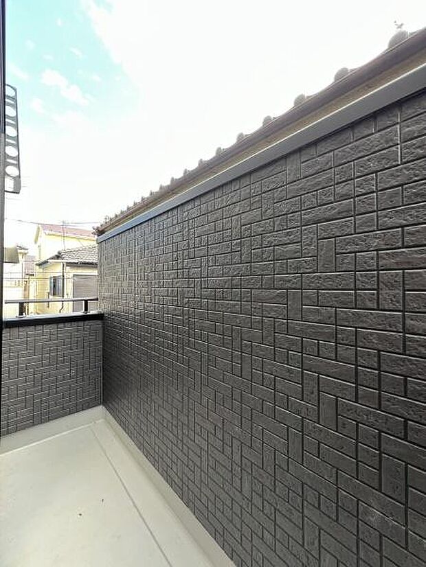 バルコニーは2か所に設置され、用途に合わせて使い分けを可能にしてくれます。天気の良い日は洗濯物はカラッと乾かせます!