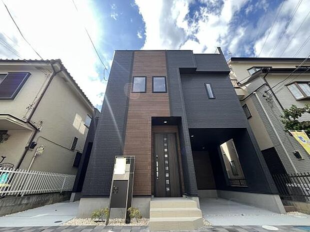 前川小学校まで340m、岸川中学校まで200mと近く、子育て世代に嬉しい環境です!