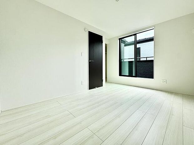 バルコニーに面し陽当たりの良い主寝室は6.25帖!ウォークインクローゼットが設置されており、整理整頓もしやすくなります!