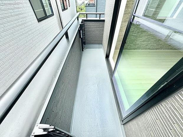 バルコニーは2か所に設置され、用途に合わせて使い分けを可能にしてくれます。天気の良い日は洗濯物はカラッと乾かせます!