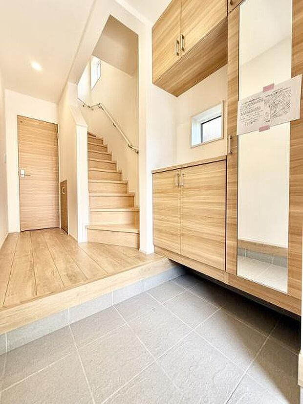 落ち着いた空間を演出しご家族や来客者を気持ちよく出迎える玄関。大容量のシューズボックスを完備し玄関周りをスッキリと見せることができます。全身ミラーはお部屋の奥行をより感じさせます。