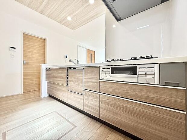 人気の対面式キッチンはリビング、ダイニングを一望できます!キッチンは作業スペースも広々、収納にも困りません!