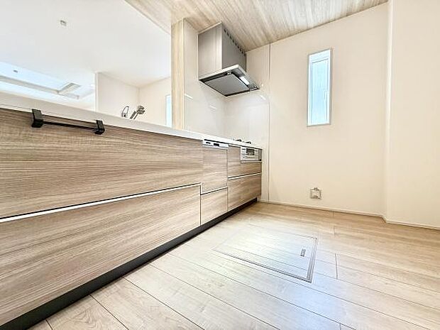 スタイリッシュなシステムキッチンは、収納力と機能性を兼ね備え、料理が楽しくなる空間。