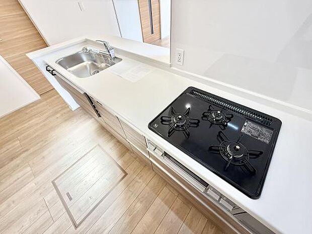 スタイリッシュなシステムキッチンは、収納力と機能性を兼ね備え、料理が楽しくなる空間。