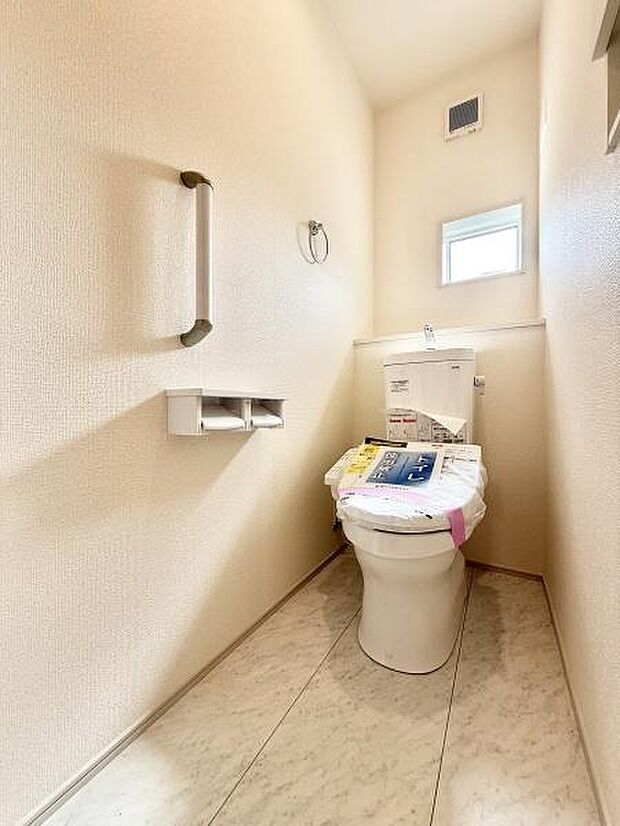 トイレは1・2階に設置され、シャワートイレが内蔵されています。窓もあるため換気も十分おこなえます!