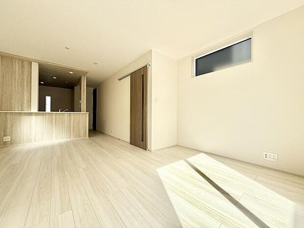 17.33帖の広々LDKは家族全員がゆったりとくつろげる空間です。リビングとダイニングを自由に使い分けられるため、様々なライフスタイルに対応します!