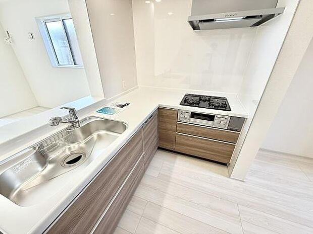 スタイリッシュなシステムキッチンは、収納力と機能性を兼ね備え、料理が楽しくなる空間。リビングとつながるレイアウトも魅力です。