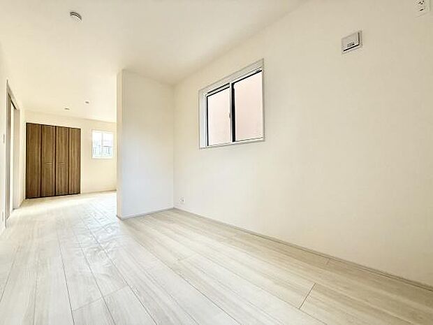 主寝室は4.79帖＋5帖！2ドア1ルームのお部屋！家族の成長に合わせてお部屋を分けて利用する事も可能です。収納も2か所設置されており、スッキリとした空間で寛げます！