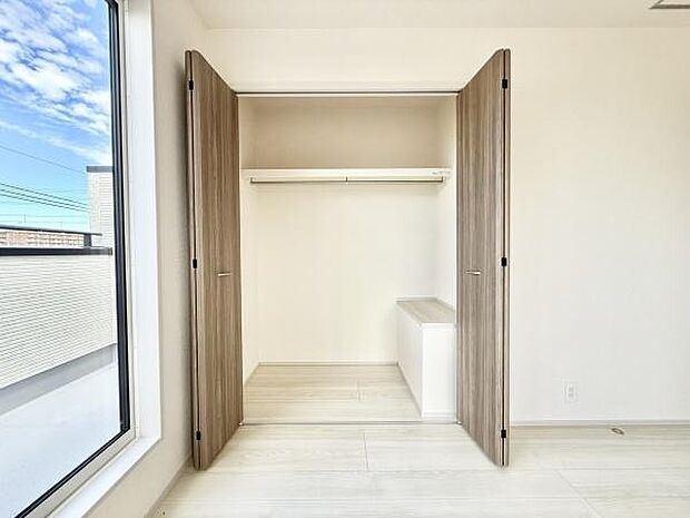 クローゼットが設置されています！荷物を置く場所が確保されるのでお部屋の整理整頓もしやすくなり、快適な空間をつくりあげます！