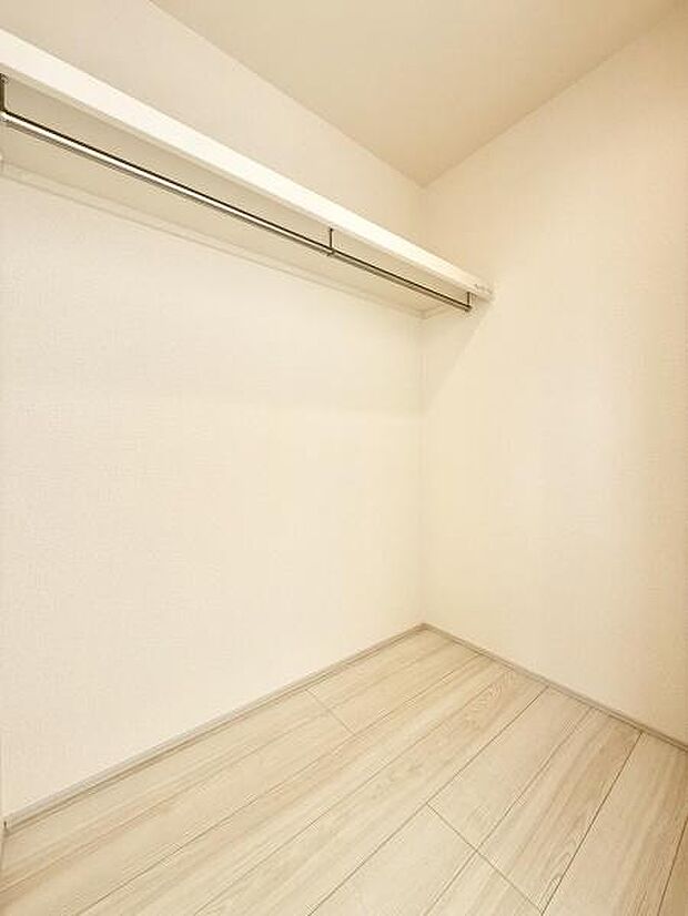 クローゼットが設置されています！荷物を置く場所が確保されるのでお部屋の整理整頓もしやすくなり、快適な空間をつくりあげます！