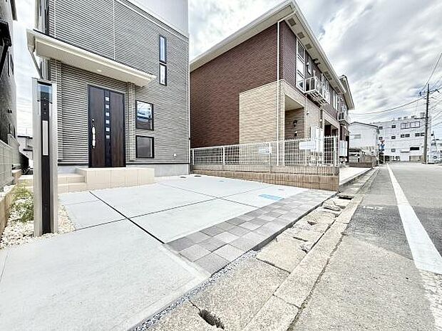 カースペース2台駐車可能で、お出かけや通勤時にも安心です！（車種によります）