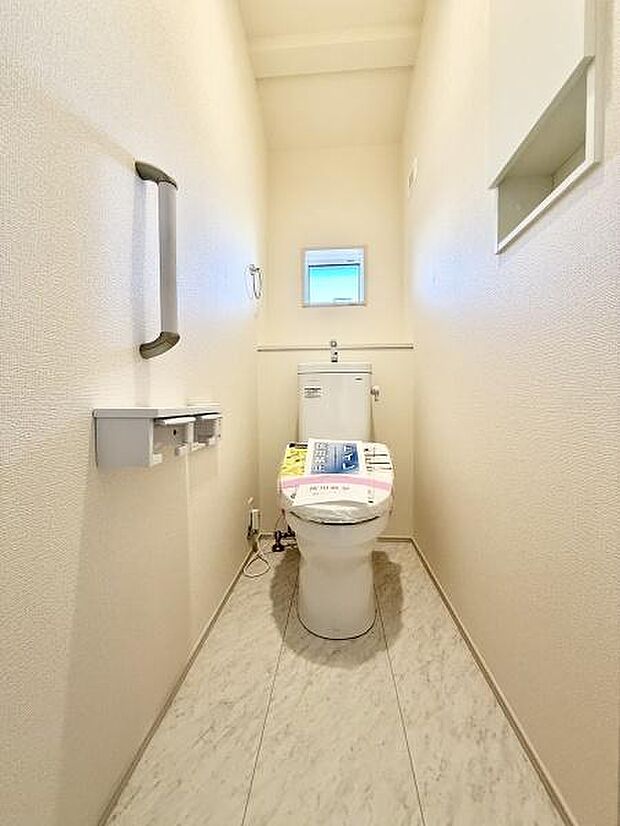 トイレは1・2階に設置され、シャワートイレが内蔵されています。窓もあるため換気も十分おこなえます！