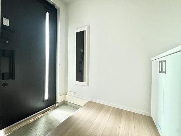 落ち着いた空間を演出し、ご家族や来客者を気持ちよく出迎えます。収納力の高いシューズボックスも設置され玄関をスッキリと保てます！