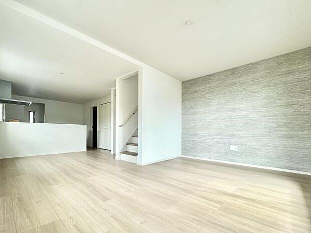 19.7帖の広々LDKは家族全員がゆったりとくつろげる空間です。リビングとダイニングを自由に使い分けられるため、様々なライフスタイルに対応します!