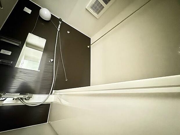 ゆったりとした広さのお風呂スペース!心と身体をリフレッシュさせる癒しの空間でもあるバスルーム！浴室暖房乾燥機付きです！