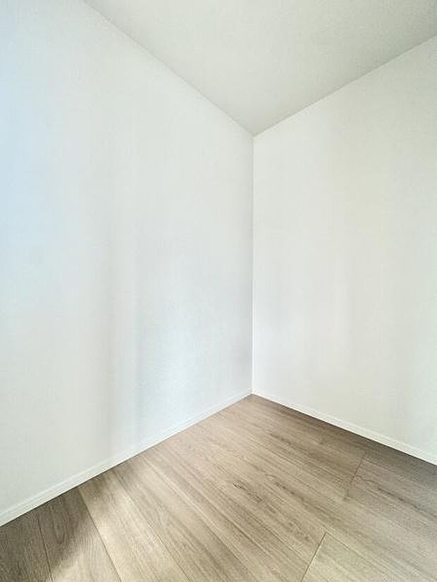 ウォークインクローゼットが設置されています！季節ものもたっぷり収納でき、お部屋がスッキリ片付きます！