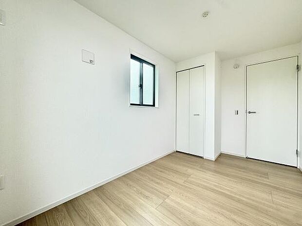 落ち着いた色合いとシンプルなデザインが魅力の洋室。クローゼット付きで、衣類や荷物もスッキリ収納。使い勝手の良い快適空間です。