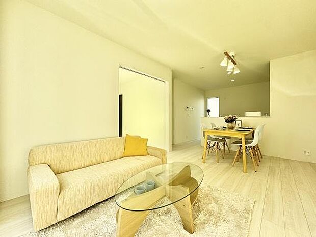 14.26帖のLDKは家族全員がゆったりとくつろげる空間です。リビングとダイニングを自由に使い分けられるため、様々なライフスタイルに対応します!