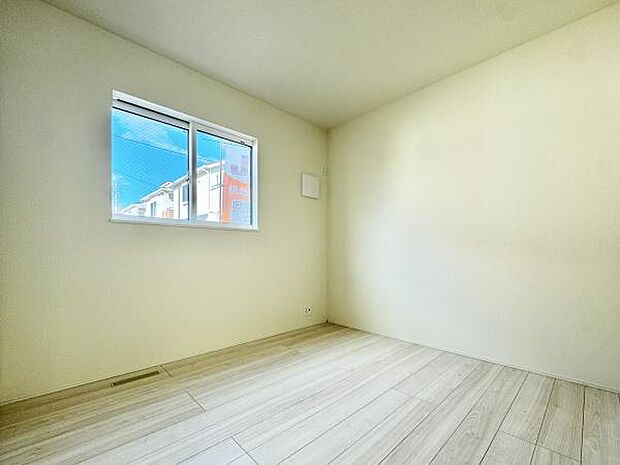 落ち着いた色合いとシンプルなデザインが魅力の洋室。クローゼット付きで、衣類や荷物もスッキリ収納。使い勝手の良い快適空間です。