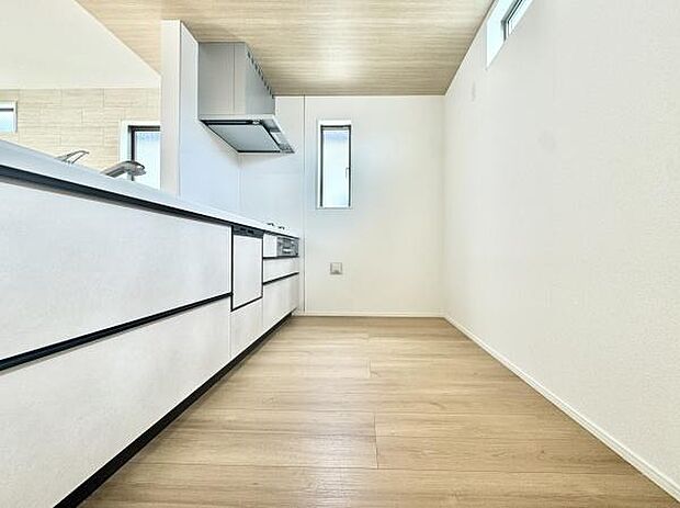 リビングにつながる、開放的で洗練されたキッチンスペース。目の前に家族の様子を感じながら料理ができる配置は、子育て中のご家庭にもぴったり。収納力も高く、使いやすさとデザイン性を兼ね備えた空間！