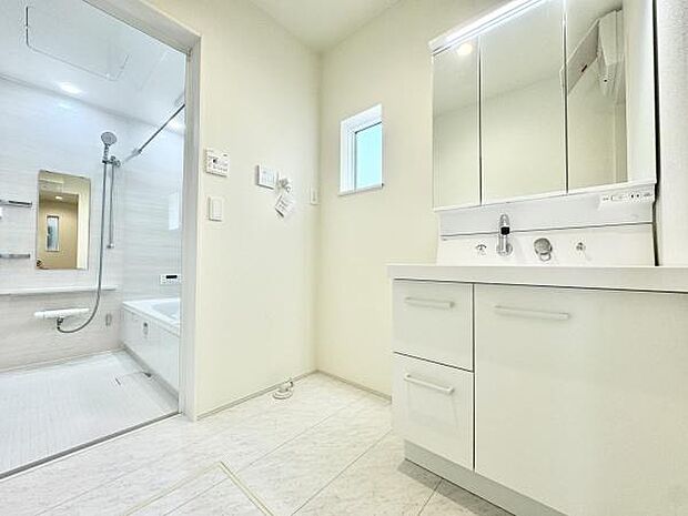 三面鏡付き洗面化粧台。合わせ鏡で後ろのスタイリングも快適。鏡の後ろは収納になっているので、細々したものを収納でき、スッキリとした洗面回りに。