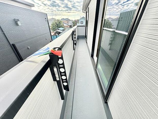 2部屋から出入り可能なバルコニーは使い勝手があります！南向きで陽当たりも良く、洗濯物もたくさん干せます！