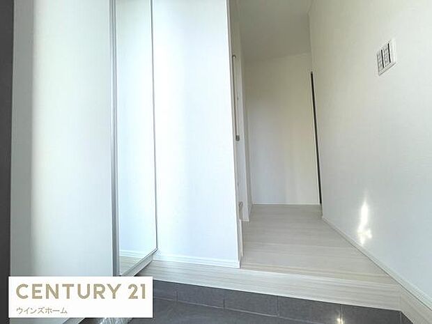 白を基調とした明るい玄関は、豊富な収納でスッキリと片付き、清潔感のある印象に。毎日の出入りが快適になる機能的な空間です。