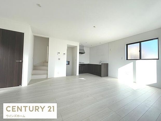 バルコニーへとつながる大きな窓から光が差し込むリビング!ダイニングとリビングを使い分けやすい間取り。風通しも良好で換気もしやすいです!