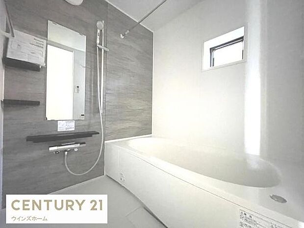 窓があり明るいお風呂スペース!心と身体をリフレッシュさせる癒しの空間でもあるバスルーム!浴室乾燥機付きです。