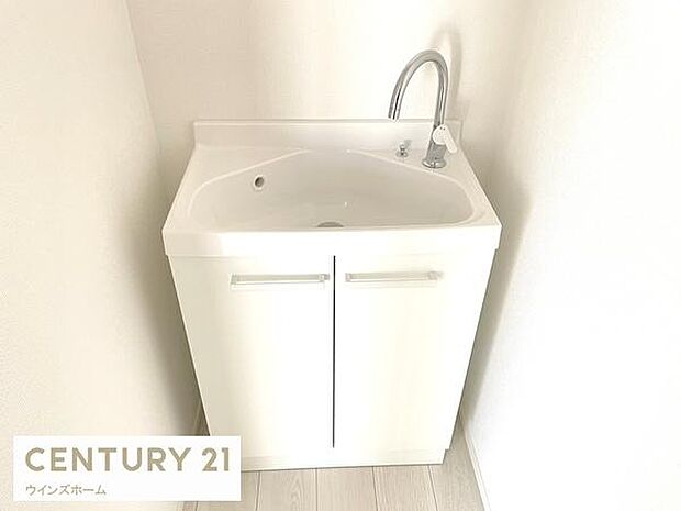 2階にはセカンド洗面台が設置されており、1階の洗面所が使えない時や来客時など使えて便利です!