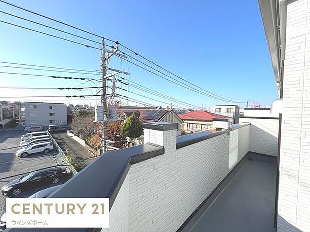 陽当たり良好なバルコニー。洗濯物もたっぷり干せて、毎日が快適です。