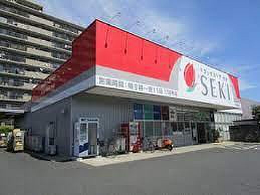 ドラッグストアセキ大成町店まで680m