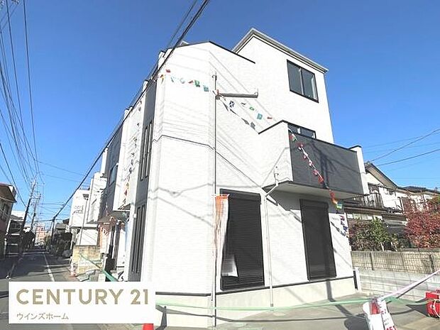 前面道路西側5m×南側4m。陽当たりの良い角地。徒歩圏内に買い物施設も点在し、快適な住環境!