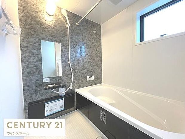 ゆったりとした広さのお風呂スペース!心と身体をリフレッシュさせる癒しの空間でもあるバスルーム!浴室暖房乾燥機付きです。