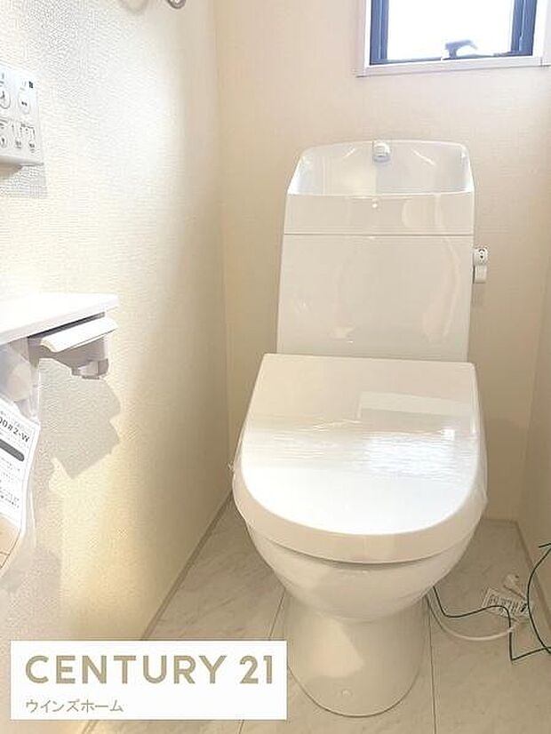 トイレは1・2階に設置され、シャワートイレが内蔵されています。窓もあるため換気も十分おこなえます!