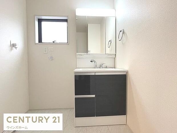 洗面化粧台はシンプルでありながら機能性も兼ね備え、快適なサニタリー空間を実現させます。収納スペースもしっかりあります!