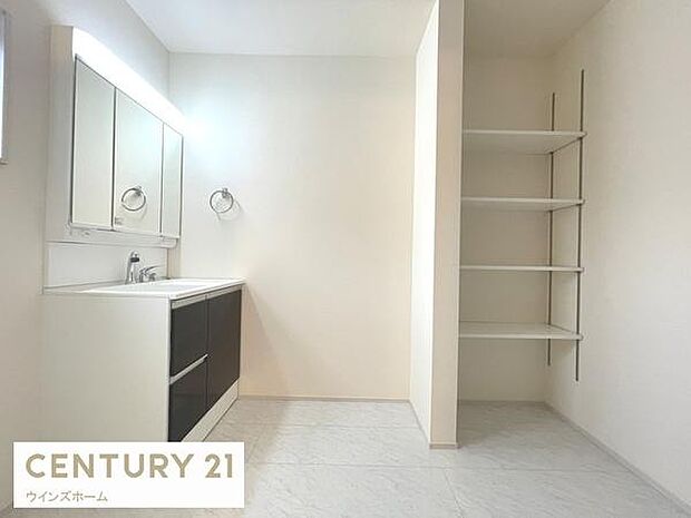 洗面室には、洗濯後の衣類やタオルをスッキリ収納できる「リネンスペース」が設置され、快適なサニタリー空間を実現させます!