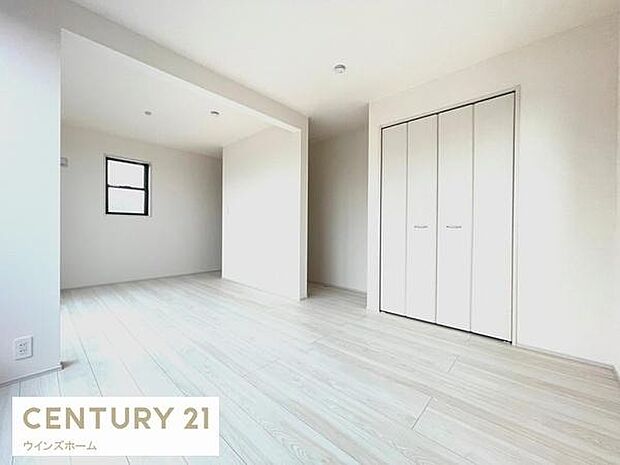 2ドアのお部屋は1部屋から2部屋に間取り変更可能です!採光もたっぷりで子供部屋にもぴったりです。広々クローゼット完備です。