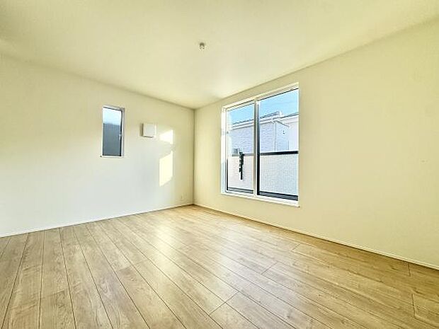 主寝室は広々7.87帖！キングサイズのベッドも配置可能！採光たっぷり広々としていて明るいお部屋です！