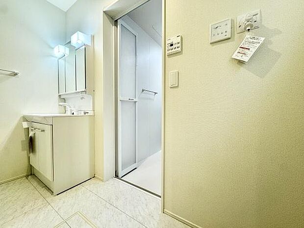 三面鏡の付いたゆったりとした洗面化粧台。合わせ鏡で後ろのスタイリングも楽ちんです。鏡の後ろは収納になっているので、細々したものを収納でき、スッキリとした洗面周りになります。