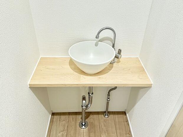 2階トイレ横にはセカンド洗面台が設置されており、1階の洗面所が使えない時や来客時など使えて便利です！