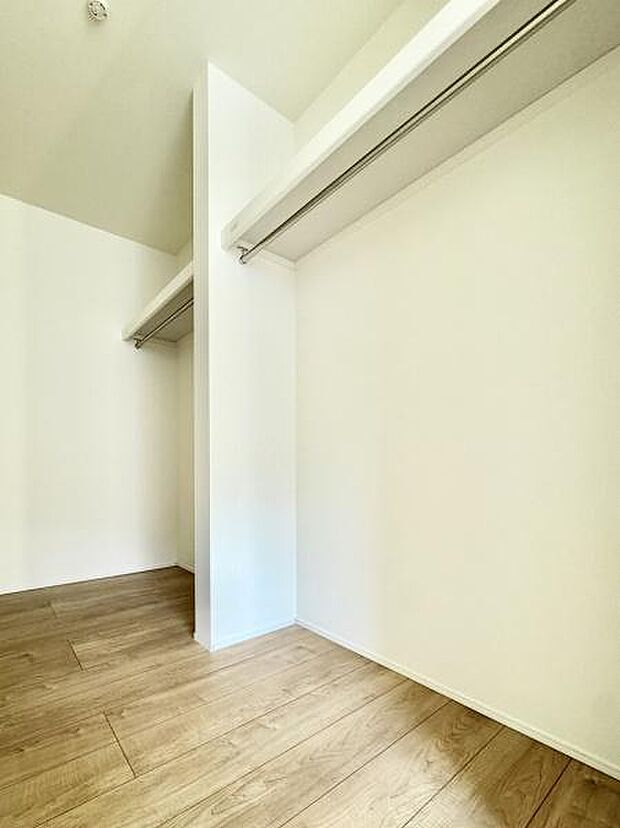 大型ウォークインクローゼットが設置されています！季節ものもたっぷり収納でき、お部屋がスッキリ片付きます！