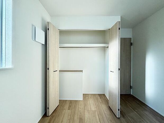 クローゼットが設置されています！荷物を置く場所が確保されるのでお部屋の整理整頓もしやすくなり、快適な空間をつくりあげます！