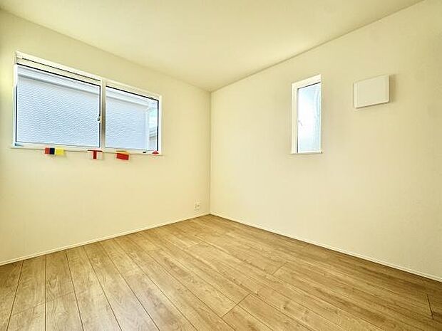 2面採光の明るい洋室5.28帖。寝室にも子供部屋にもぴったりです！