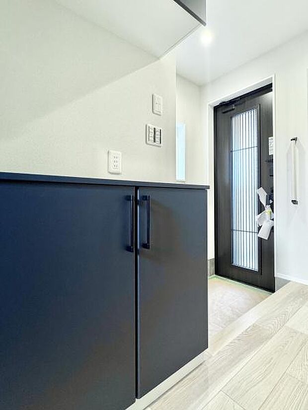 落ち着いた空間を演出しご家族や来客者を気持ちよく出迎える玄関。大容量のシューズボックスを完備し玄関周りをスッキリと見せることができます。