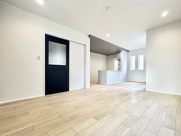 189帖の広々LDKは家族全員がゆったりとくつろげる空間です。リビングとダイニングを自由に使い分けられるため、様々なライフスタイルに対応します!