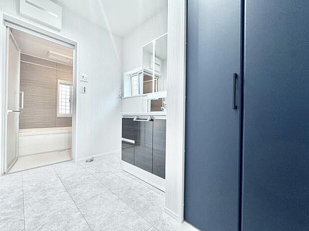 洗面室には、洗濯後の衣類やタオルをスッキリ収納できる「リネンスペース」が設置され、快適なサニタリー空間を実現させます！