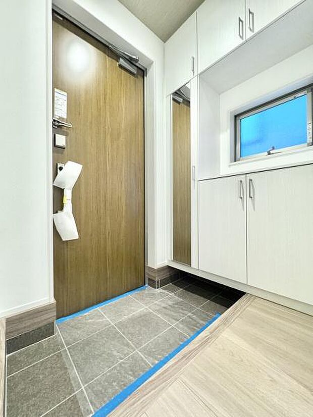 落ち着いた空間を演出しご家族や来客者を気持ちよく出迎える玄関！大容量の収納をご用意！全身ミラーはお部屋の奥行をより感じさせます。